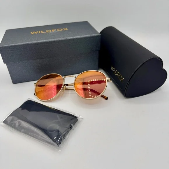 NWT Wildfox Dakota Deluxe Sunglasses Classic Round Gold NEW with case and cloth